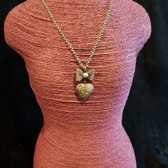 unknown Jewelry - 💥2/$15 Heart Locket Silvertone Chain Necklace 19"